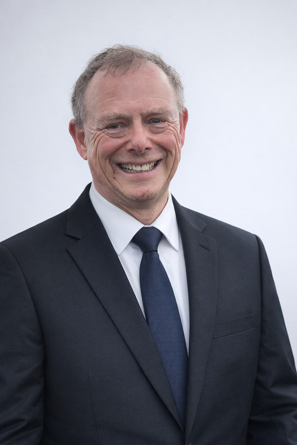 photo of Stephen Holmes