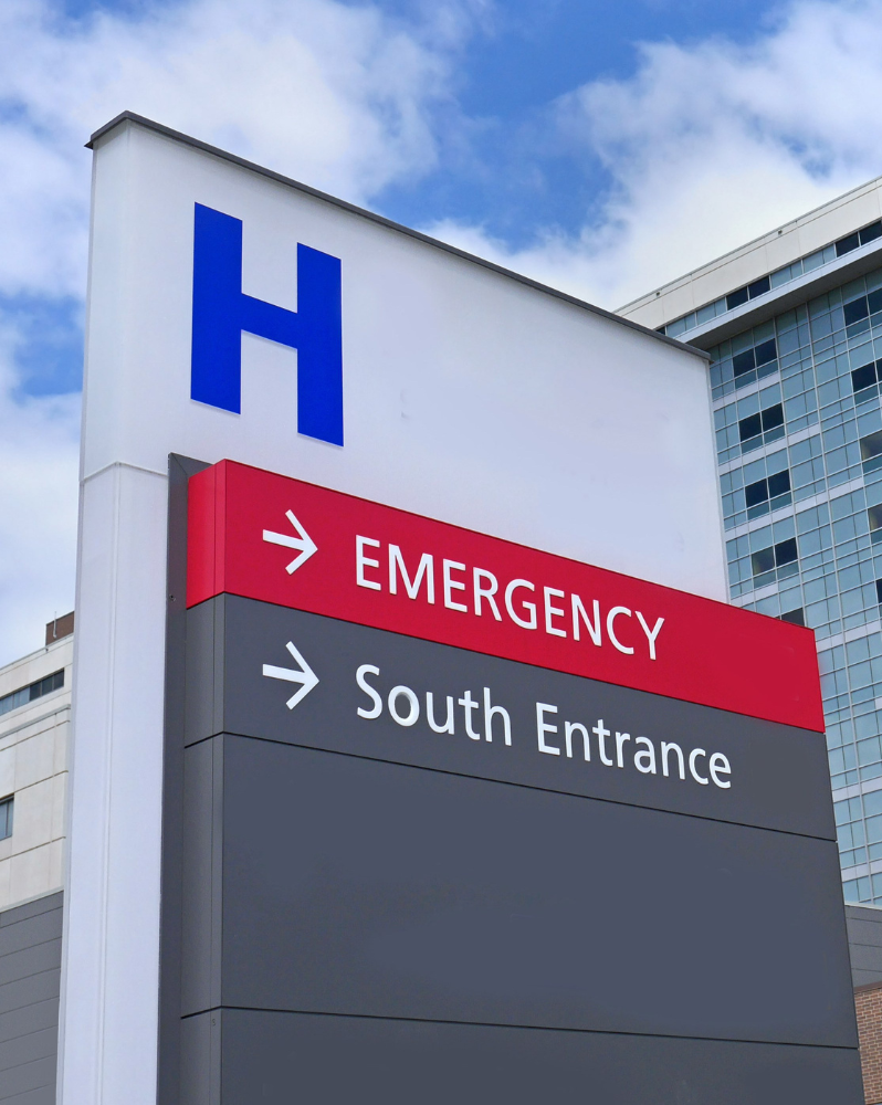 Sign posting to the emergency room outside of a hospital